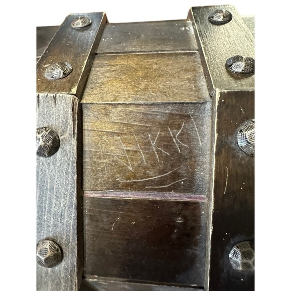 Vintage wooden treasure keepsake chest metal lion decor - Picture 4 of 11